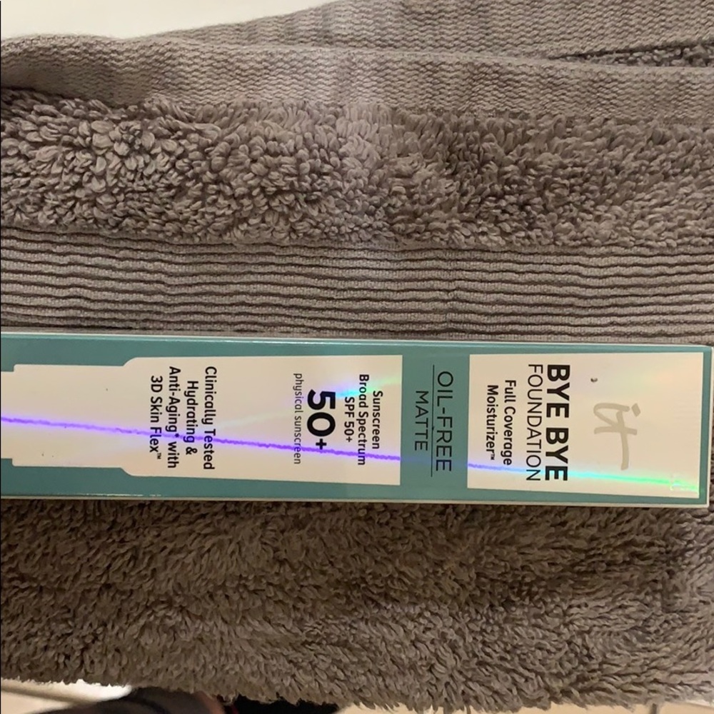 It cosmetics foundation/matte